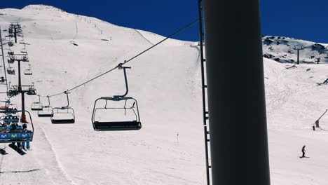 eine seilbahn, die nach oben fährt