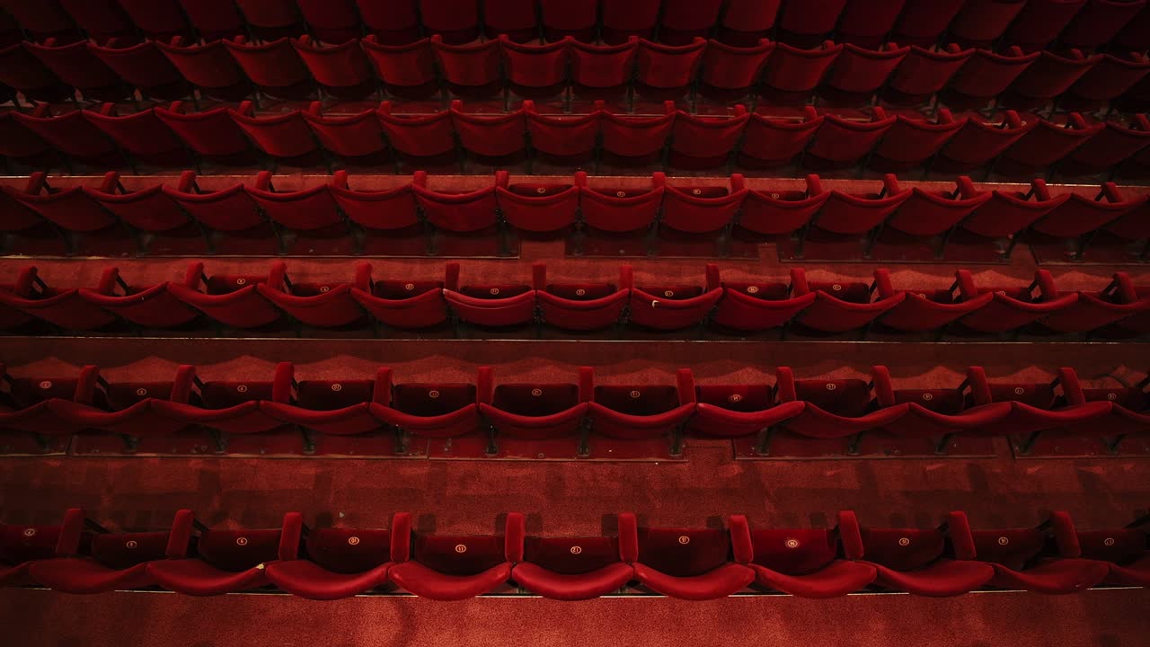 코로나 바이러스 기간 동안 위에서 볼 수 있는 빈 극장 오페라 하우스 좌석, 폐쇄 된 비즈니스 개념