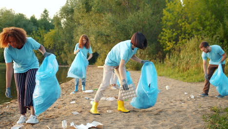 voluntarios de limpieza de la comunidad