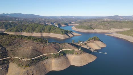 Vista-Aérea-De-4k-De-Una-Presa-De-Agua-Portuguesa