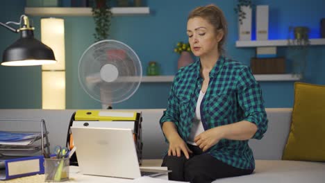 La-Mujer-Trabajadora-De-Oficina-En-Casa-Se-Está-Asfixiando-Por-El-Clima-Cálido.