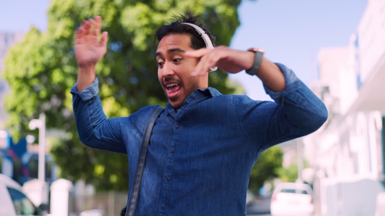 아시안 남자가 춤추고, 헤드폰