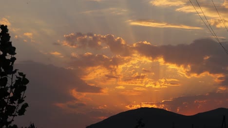 espectacular puesta de sol sobre siluetas de montaña en el lago sevan, armenia