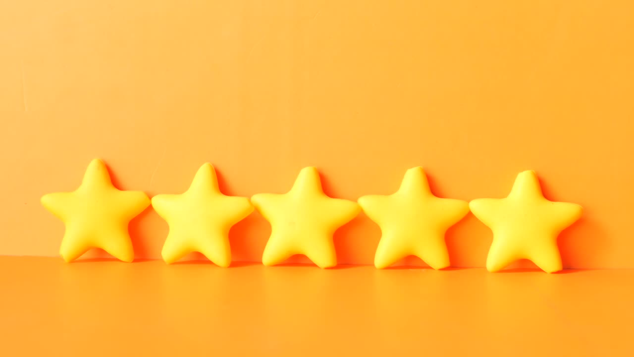 cinco estrellas amarillas sobre un fondo naranja