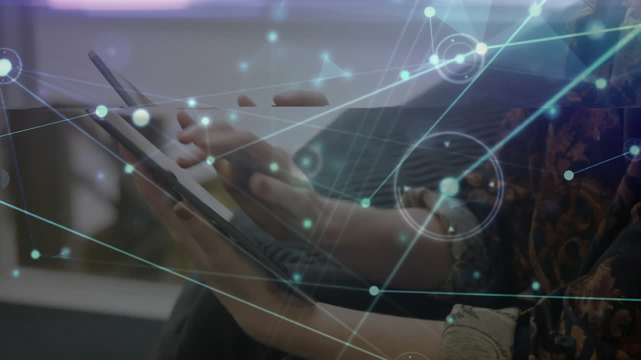 animación de la red de conexiones sobre mujer caucásica usando tableta