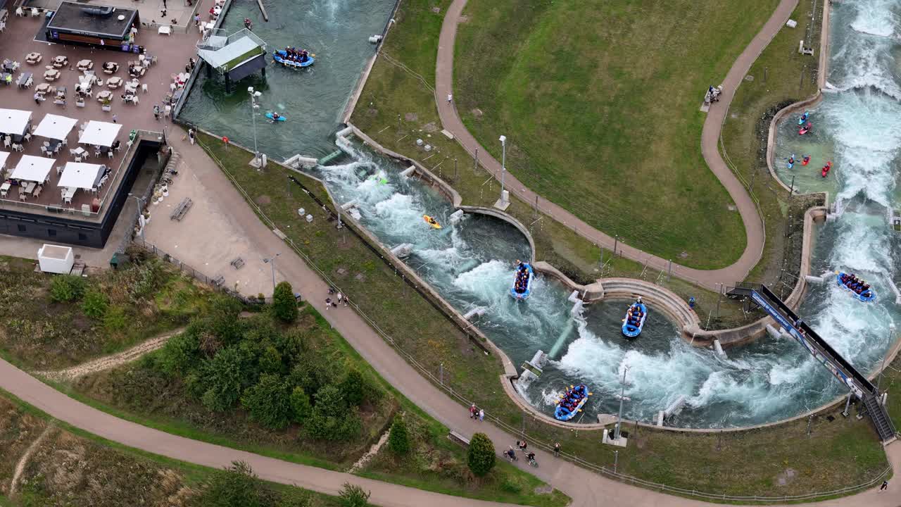 리 리 화이트 워터 센터 (lee valley white water centre) 는 런던의 휘어지는 가족 래프팅 코스를 내려다보는 공중 풍경입니다.