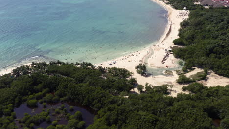 Weißer-Sandstrand-Der-Meeresbucht-Von-Punta-Esmeralda-Mit-Menschen-Im-Urlaub