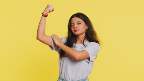 mujer con confianza mostrando bíceps, sintiendo poder fuerza para luchar por los derechos, el éxito ganar