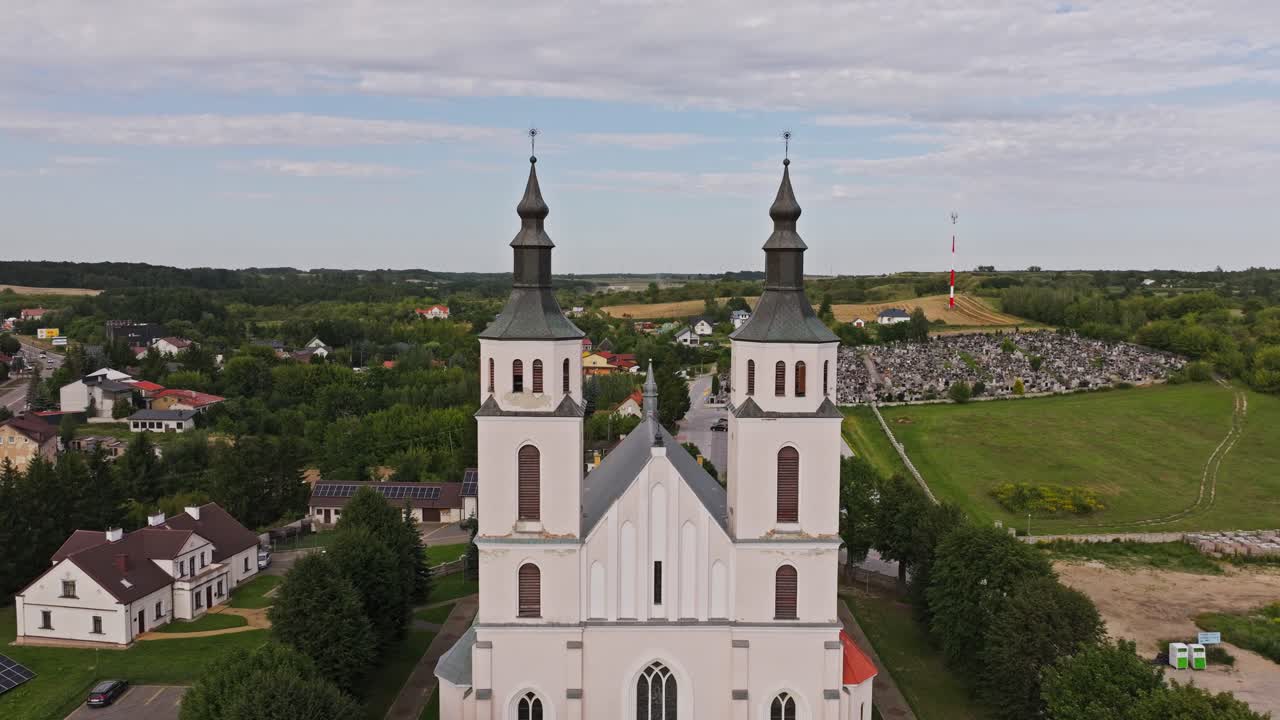 Drönare flyger mellan kyrktorn över staden Piątnica Poduchowna.