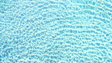 Superficie-De-Agua-De-La-Piscina-Azul,-Ondas-De-Agua-De-La-Piscina-Por-La-Tarde