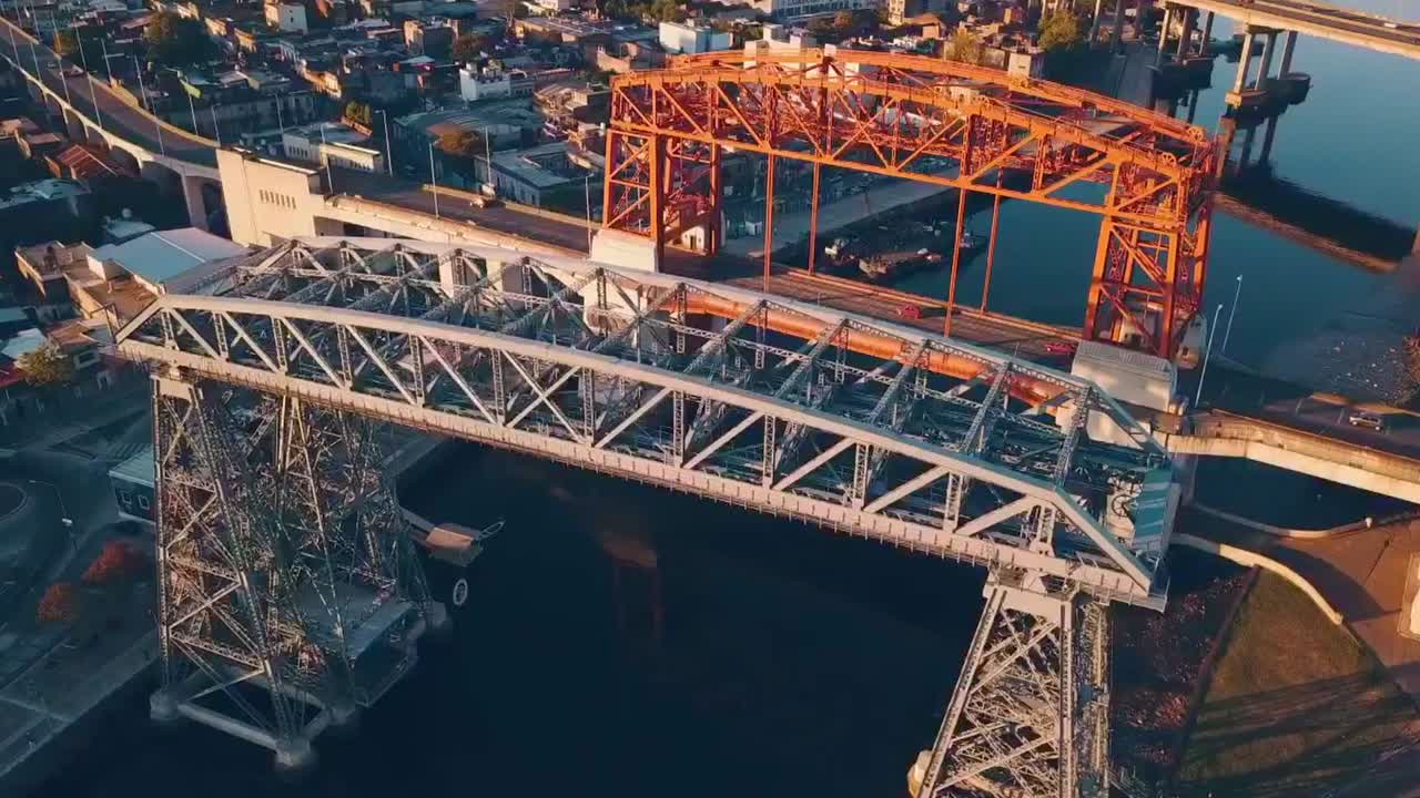 아르헨티나 부에노스 아이레스의 푸엔테 데 라 보카 주변에서 낮은 각도의 아크 샷