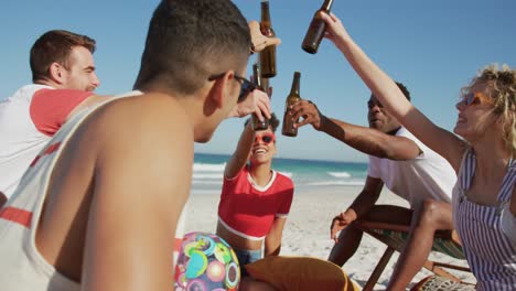 jóvenes amigos adultos pasando el rato juntos en la playa 4k
