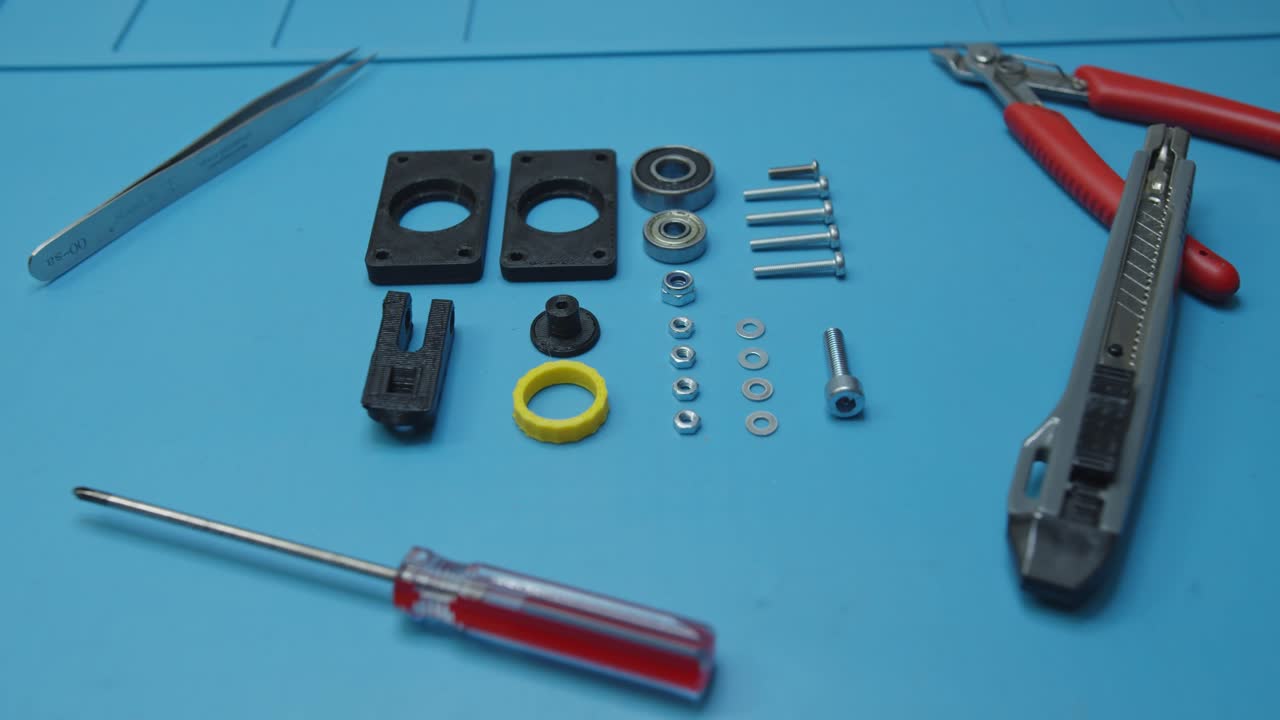 zoom en herramientas y piezas de mesa de taller azul