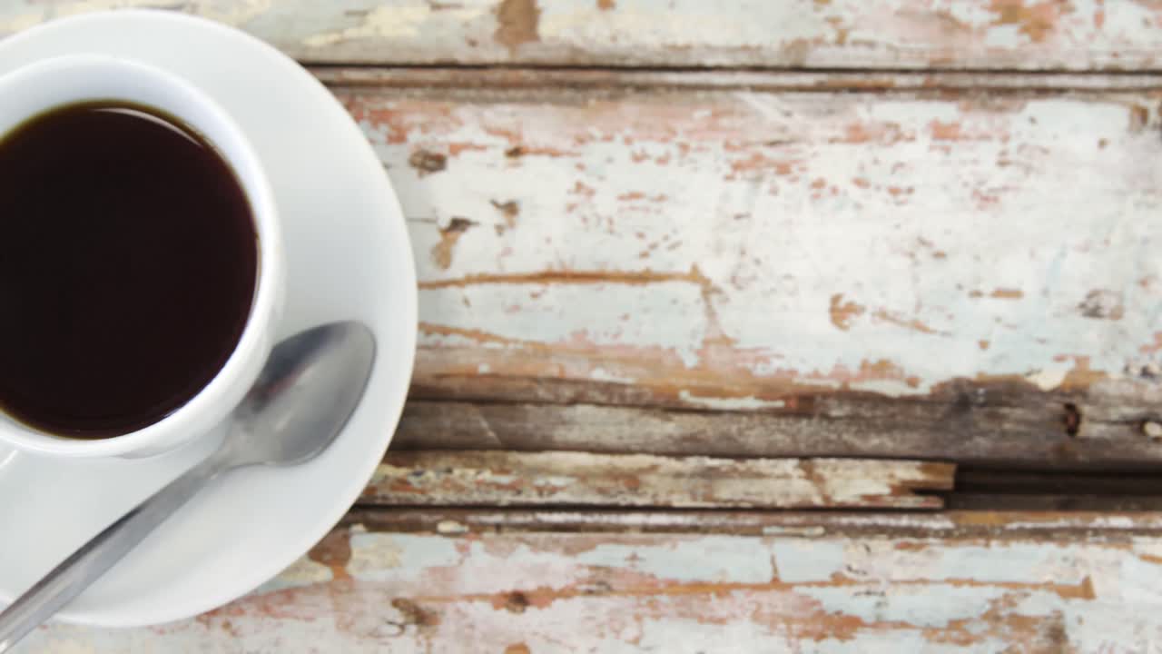 taza de café en una tabla de madera