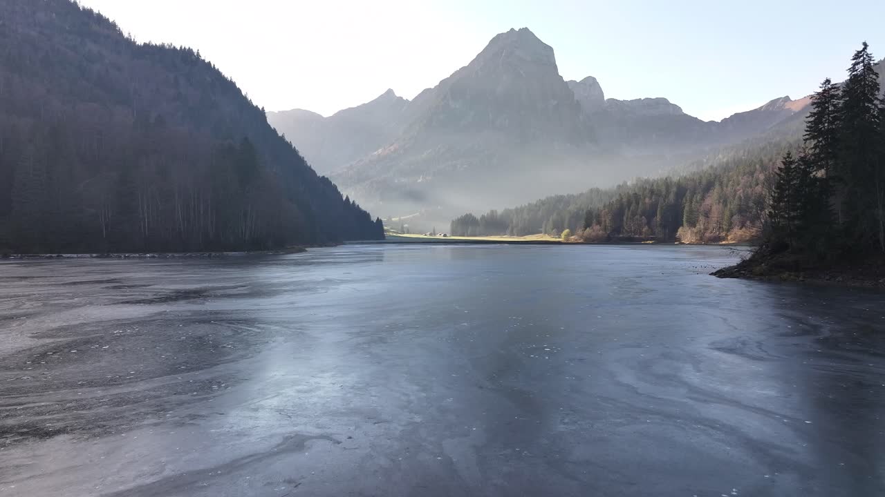 스위스 오베르세 (obersee), 네펠스 (nefels), 글라루스 (glarus) 에서 눈 인 산과 상록 나무로 둘러싸인 평온한 얼어붙은 호수.
