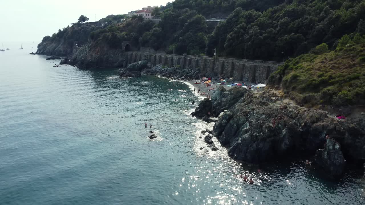 Vista sulla costa con spiaggia e rocce