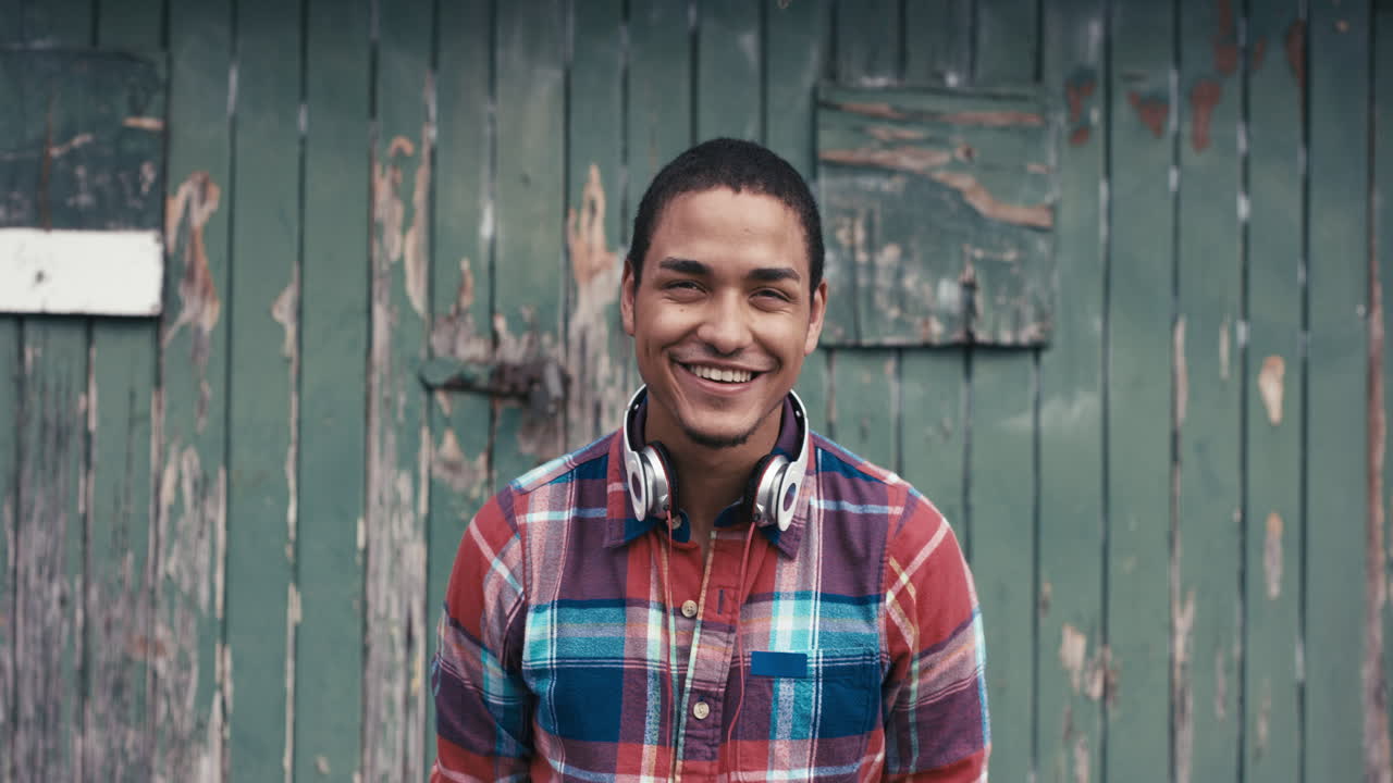 웃는 혼합 인종 남자 의 느린 동작 의 초상화