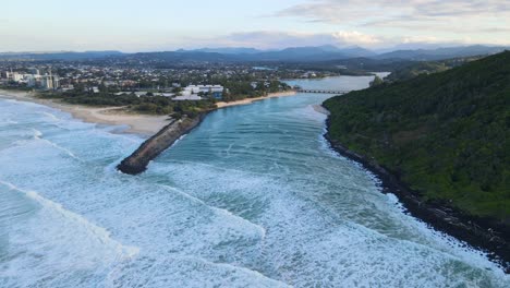 Meereswellen-An-Talebudgera-Seawall-Und-Creek