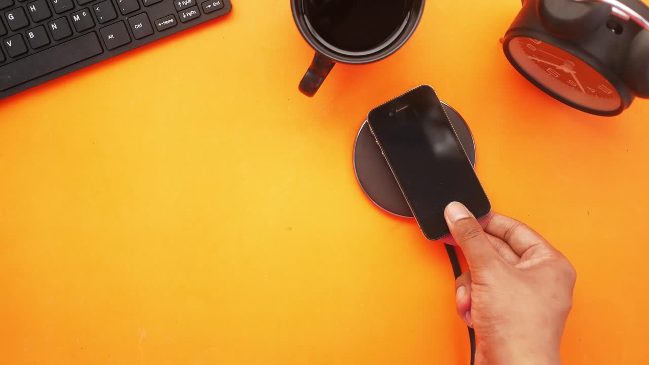 espacio de trabajo con carga de teléfono