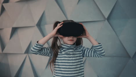 Niña-Sorprendida-Con-Gafas-De-Realidad-Virtual