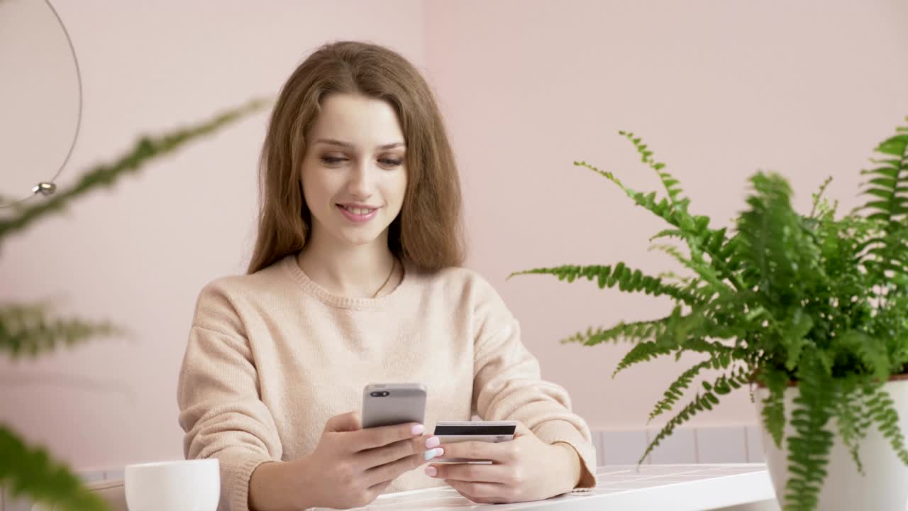 mujer hermosa banca en línea usando teléfono inteligente compras en línea con tarjeta de crédito en el estilo de vida de casa 60 fps