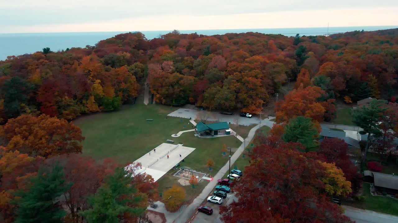 늦가을 동안 머스키곤의 비치우드 공원