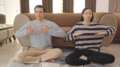 Indisches-Paar-Macht-Yoga-Und-Trainiert
