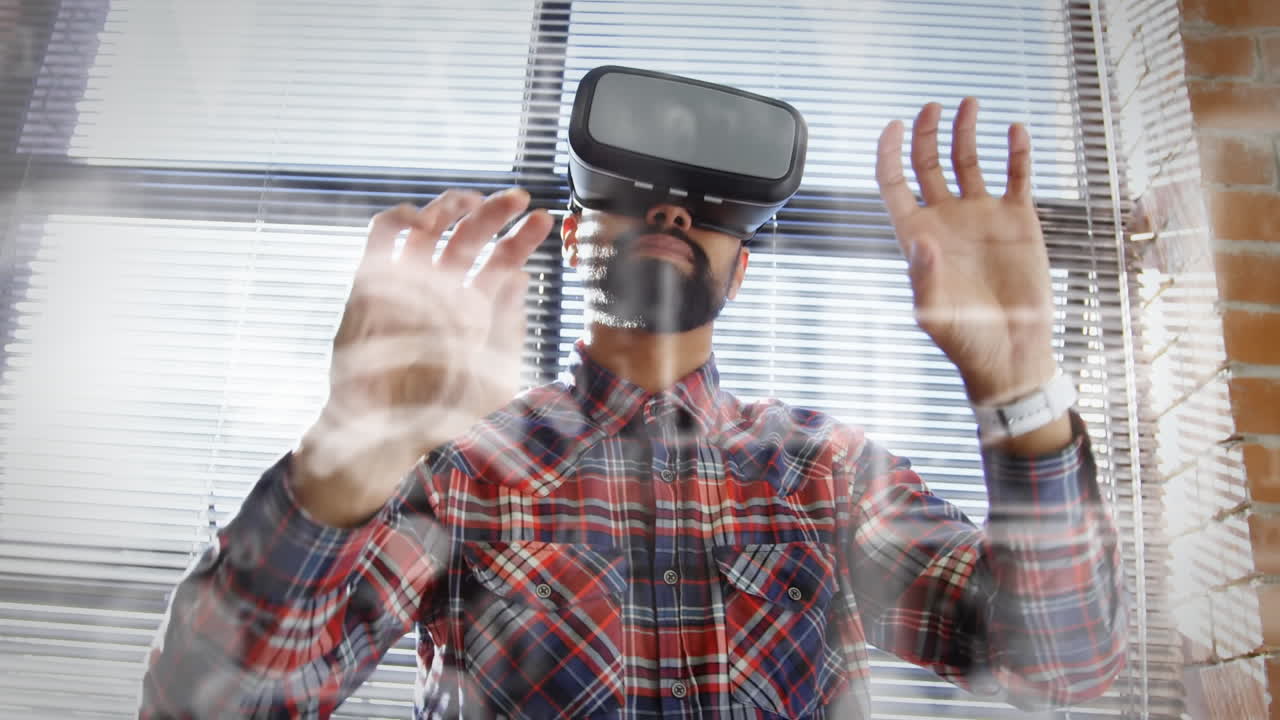 animación de iconos de las redes sociales sobre un hombre biracial que usa auriculares vr