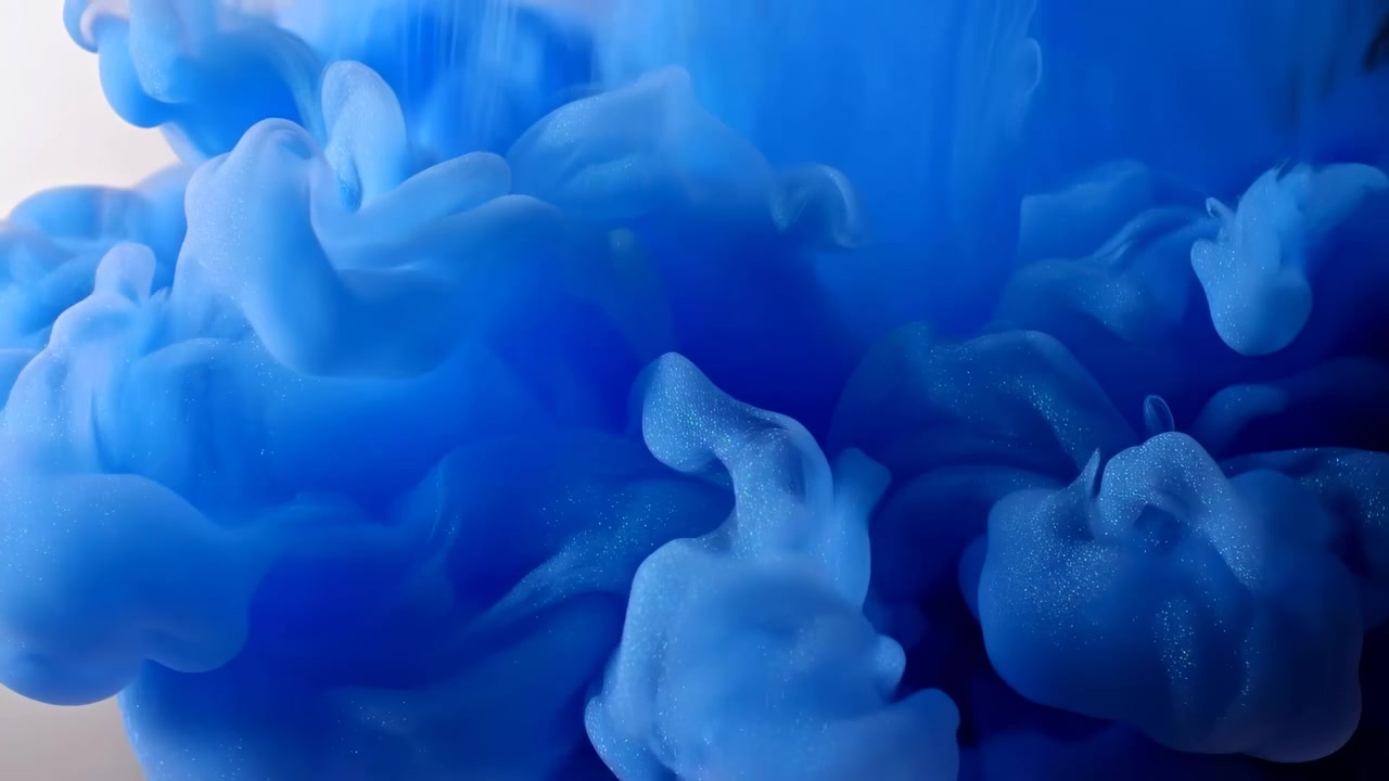 Una visualizzazione ipnotizzante di inchiostro blu che si diffonde e si agita in un ambiente acquatico, catturata da una vista laterale. Questo movimento astratto e sereno funge da eccellente sfondo per animazioni.