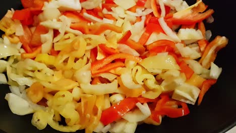 freír rodajas de pimentón amarillo y rojo