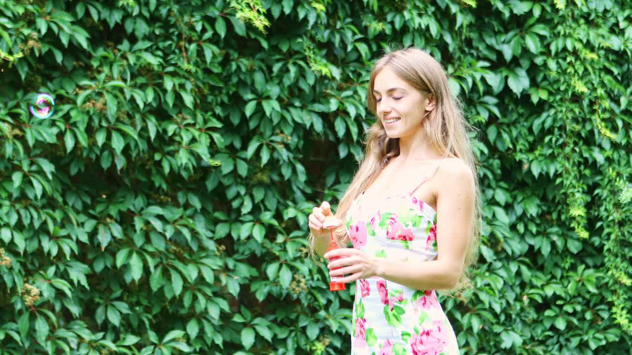 십대 숙녀는 타격으로 거품을 만드는 것을 즐긴다