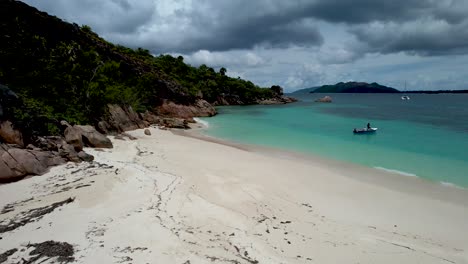 Vista-Aérea-De-La-Playa-De-Arena-Y-La-Costa-Rocosa-De-La-Isla-De-Curieuse,-Las-Seychelles