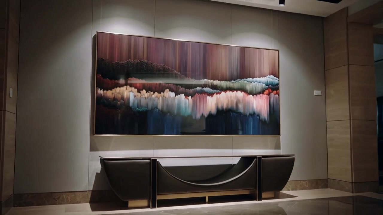 La telecamera panoramica dal centro mostra un'opera d'arte astratta incorniciata e una panca che rivela un corridoio con faretti a binario.