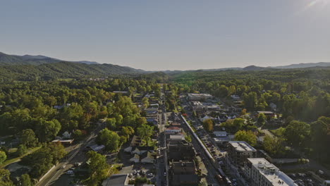 Blue-Ridge-Georgia-Aerial-V12-Überflug-über-Eine-Malerische-Bergstadt-Entlang-Der-Hauptstraße,-Aufnahme-Der-Malerischen-Eisenbahn-Und-Der-Umliegenden-Berglandschaft-Und-Wunderschönen-Landschaft-–-Aufgenommen-Mit-Mavic-3-Cine-–-Oktober-2022