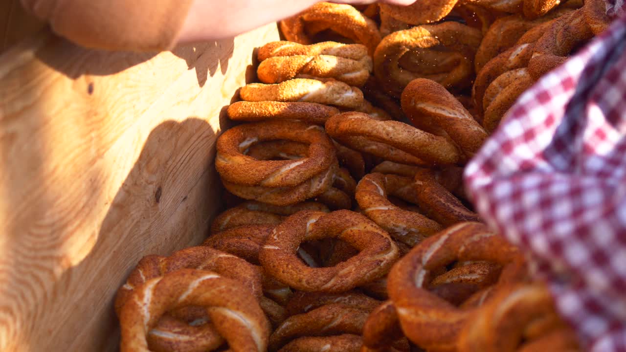 bagels turcos (simit) en una caja de madera