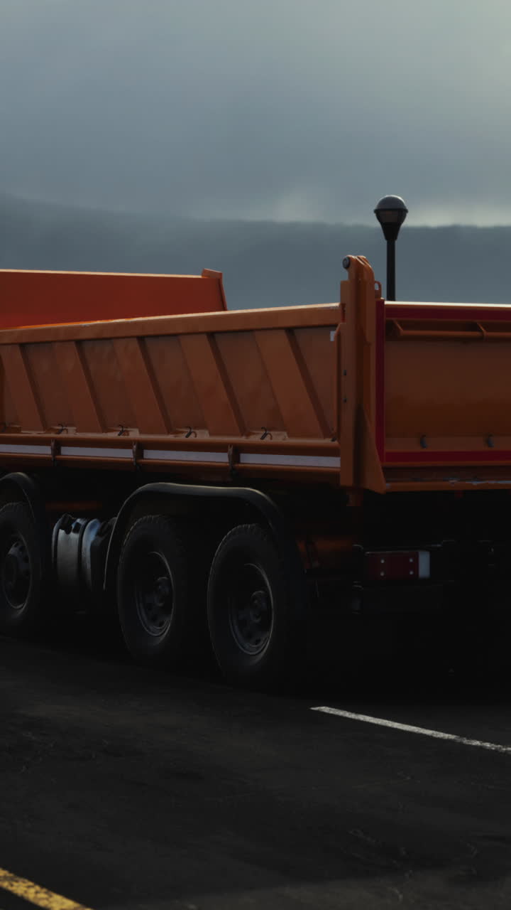 Camion ribaltabile arancione sulla strada