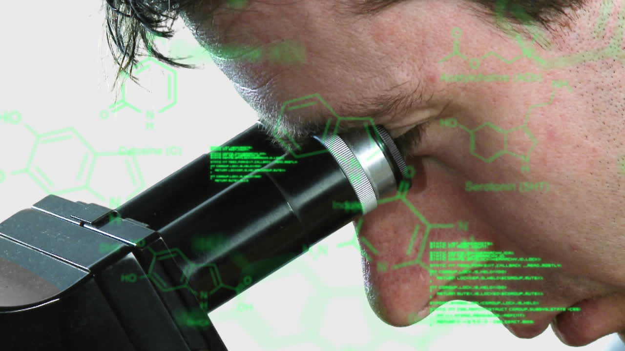 hombre mirando al microscopio con texto verde y datos en primer plano