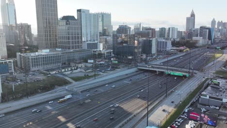 aerial timelapse van downtown atlanta snelweg verkeer, downtown connector multi-lane snelweg drukke weg, georgia, usa