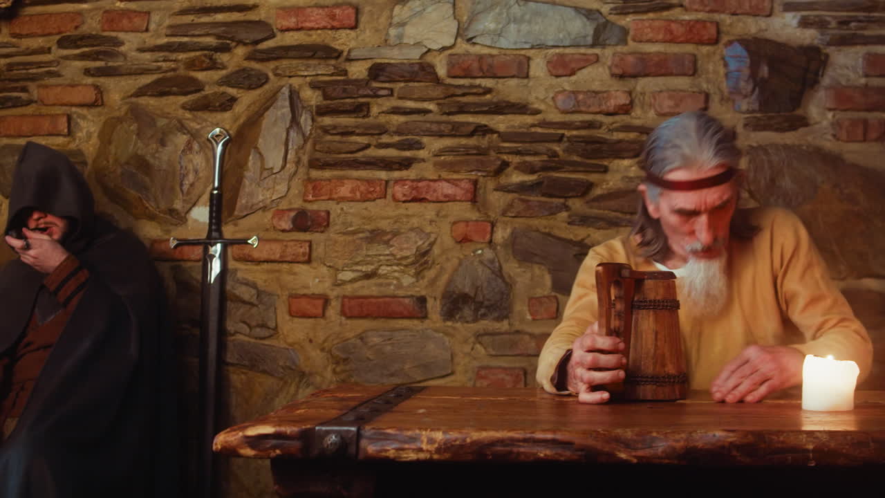 официантка наливает напитки и берет серебряные монеты в средневековой таверне. различные персонажи фантастических игр отдыхают в пабе с красивой прислугой. рольная игра темных веков