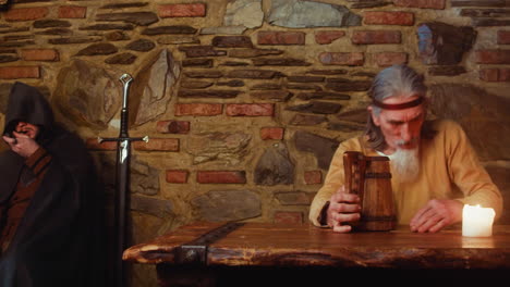 la camarera vierte la bebida y toma la moneda de plata en la taberna medieval. varios personajes de juegos de fantasía descansan en el pub con un cuidado de criada bonita. juego de rol de la edad oscura