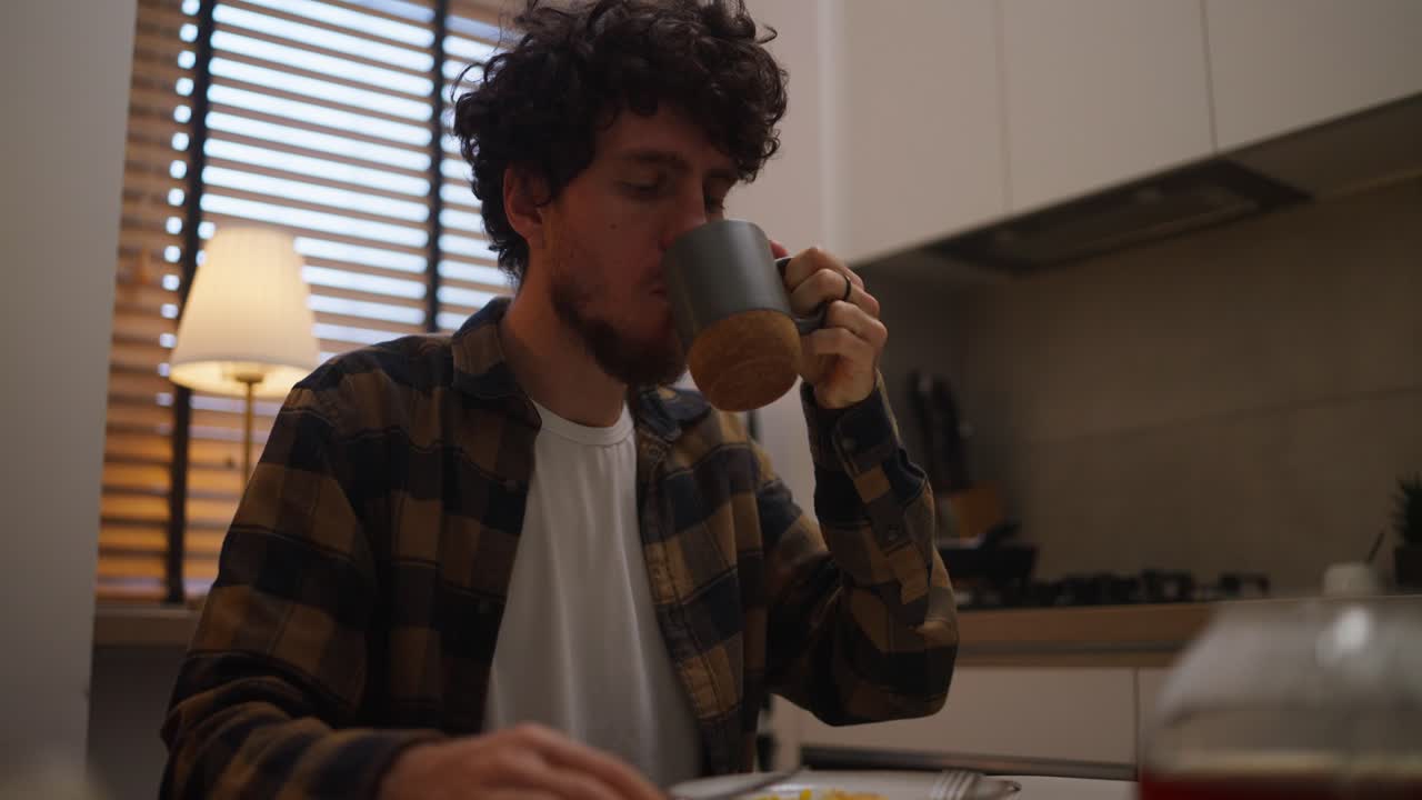 부에서 아침 식사를 하는 남자