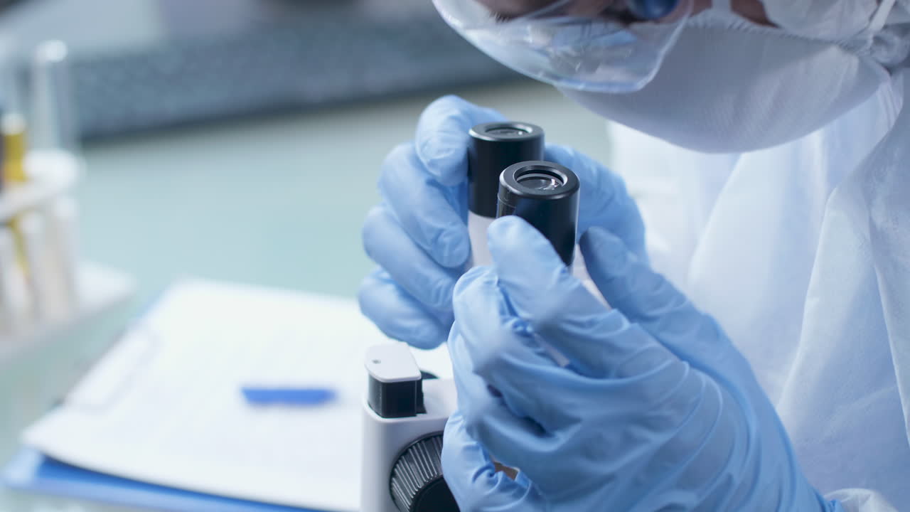 científico usando el microscopio en el laboratorio