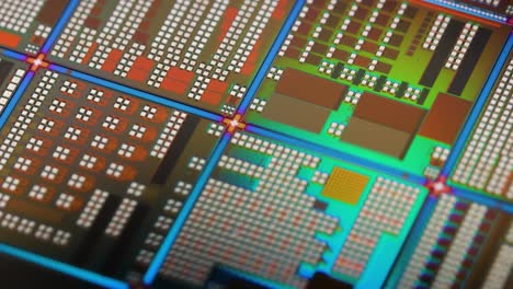 wafer semiconduttore di silicio in primo piano. in elettronica, un wafer chiamato anche fetta o substrato è una sottile fetta di semiconduttore, un silicio cristallino, utilizzato per la fabbricazione di circuiti integrati