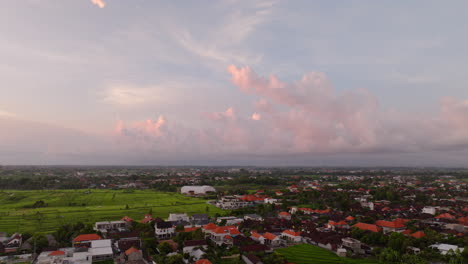 Campo-Del-Pueblo-De-Canggu-Con-Cielo-Al-Atardecer,-Bali-En-Indonesia