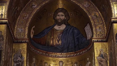 à palerme, il y a une église avec le visage étonnant de jésus-christ. je crois en dieu.