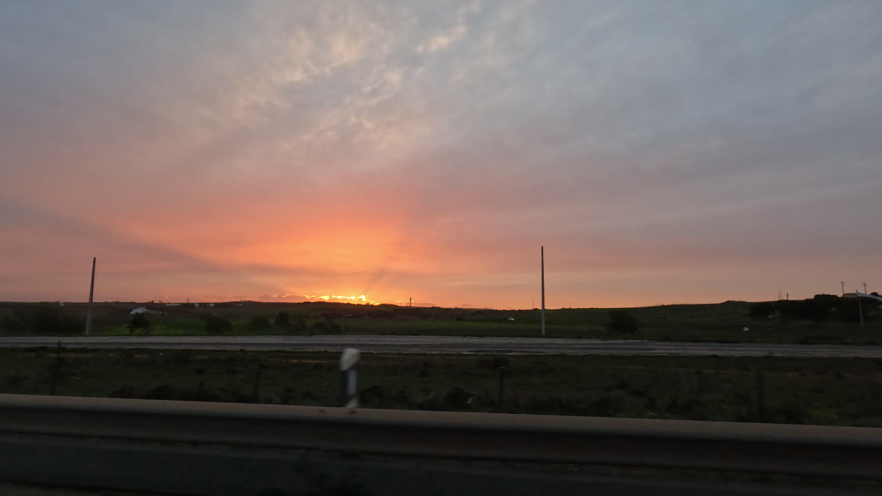 차 창문에서 해가 지는 모습