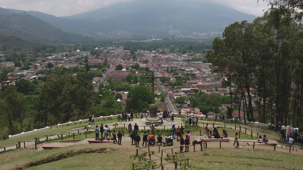 Bred luftoptagelse af Cerro de La Cruz, der langsomt zoomer ind på korset i Antigua, Guatemala.