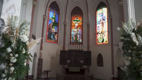 el castillo de lielstraupe y la iglesia luterana evangélica de straupe en el pueblo de straupe en vidzeme, en el norte de letonia