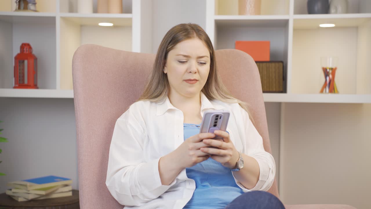 mujer joven decepcionada en los mensajes.