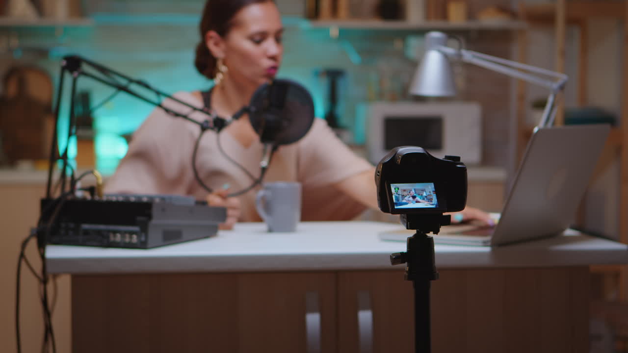 influencer sentado en una estación de vlog